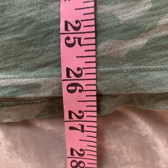 GAP size XL camouflage tee EUC - Picture 6 of 7